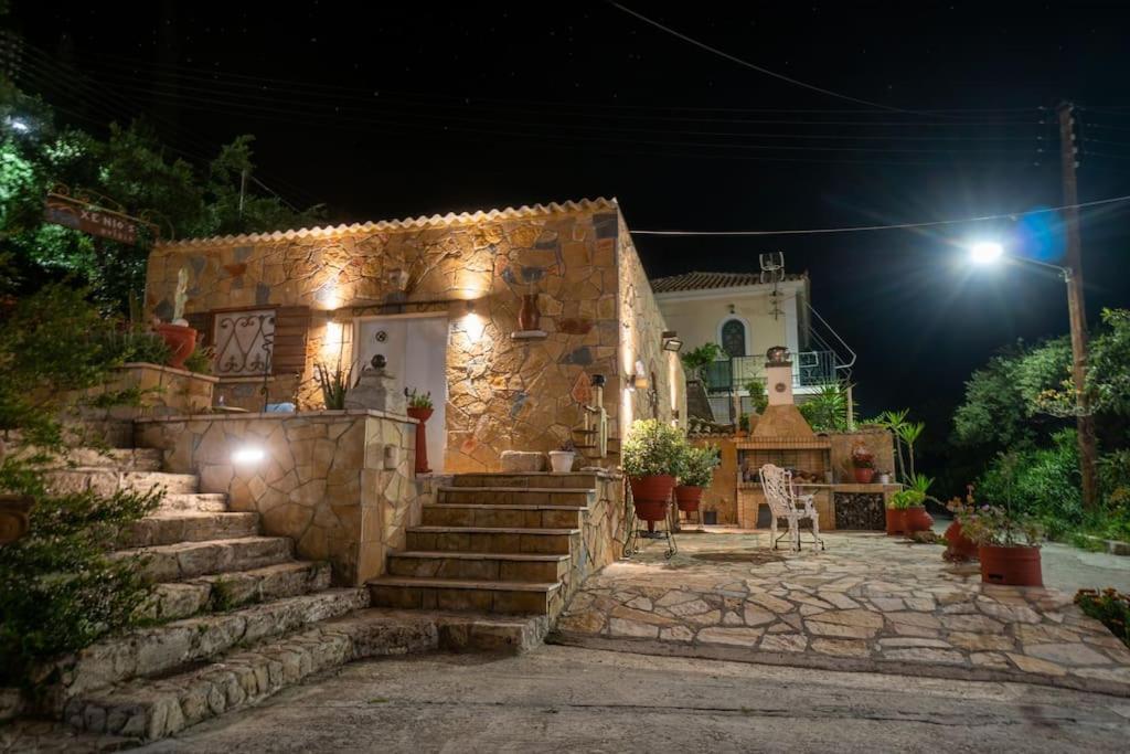 Airy Flat At Xenios Avlais Appartement