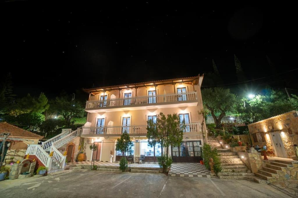 Airy Flat At Xenios Avlais Appartement